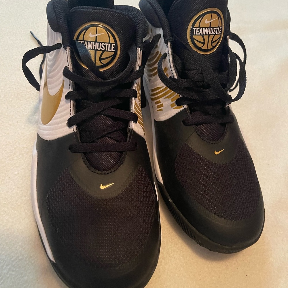 Nike Unisex Team Hustle D 9 Hightop Basketball Shoes Youth Size 6.5